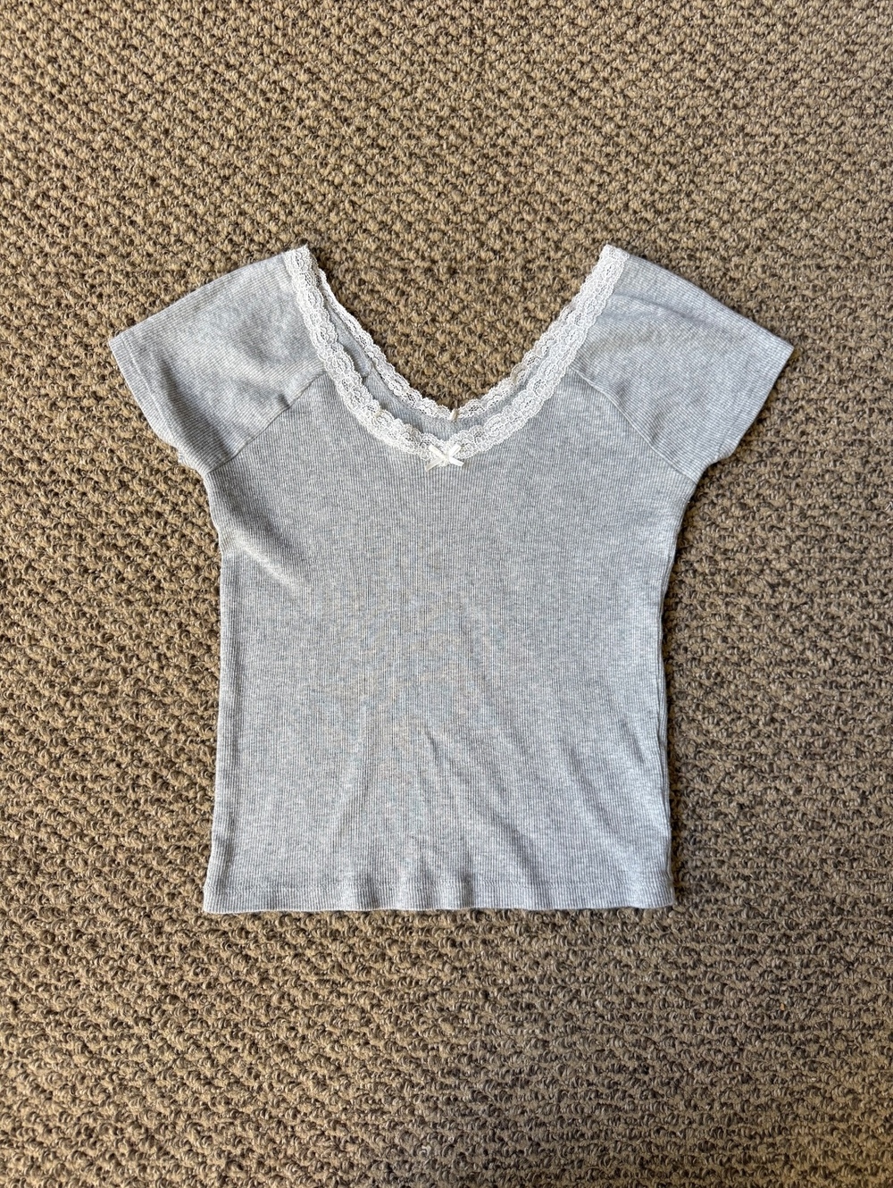 grey ripped Aeropostale coquette top with lace trim and bow